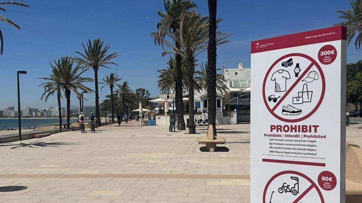 Cartells informatius al passeig de Roses.