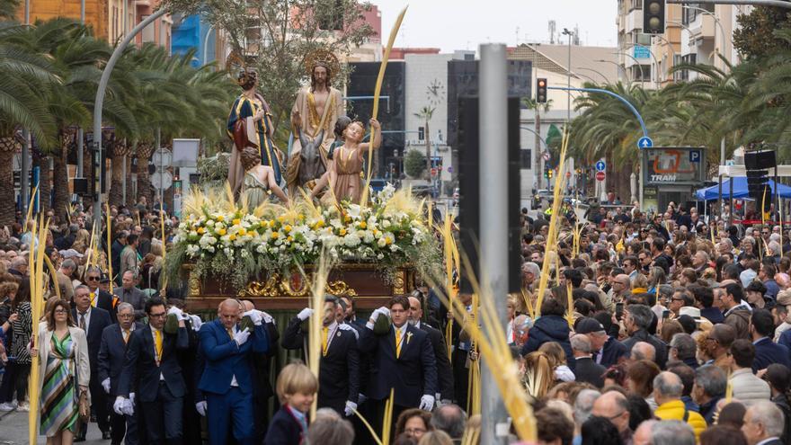 &quot;La Burrita&quot; toca el cielo gracias al varal de los costaleros en Alicante