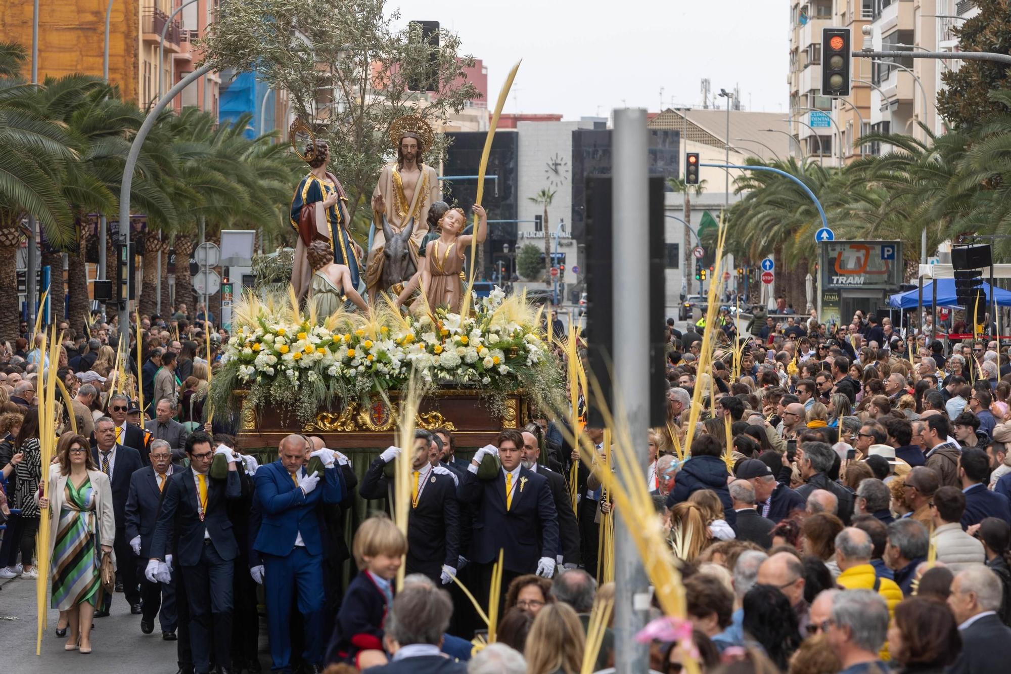 Miles de personas abarrotan el centro de la ciudad de Alicante para celebrar el Domingo de Ramos