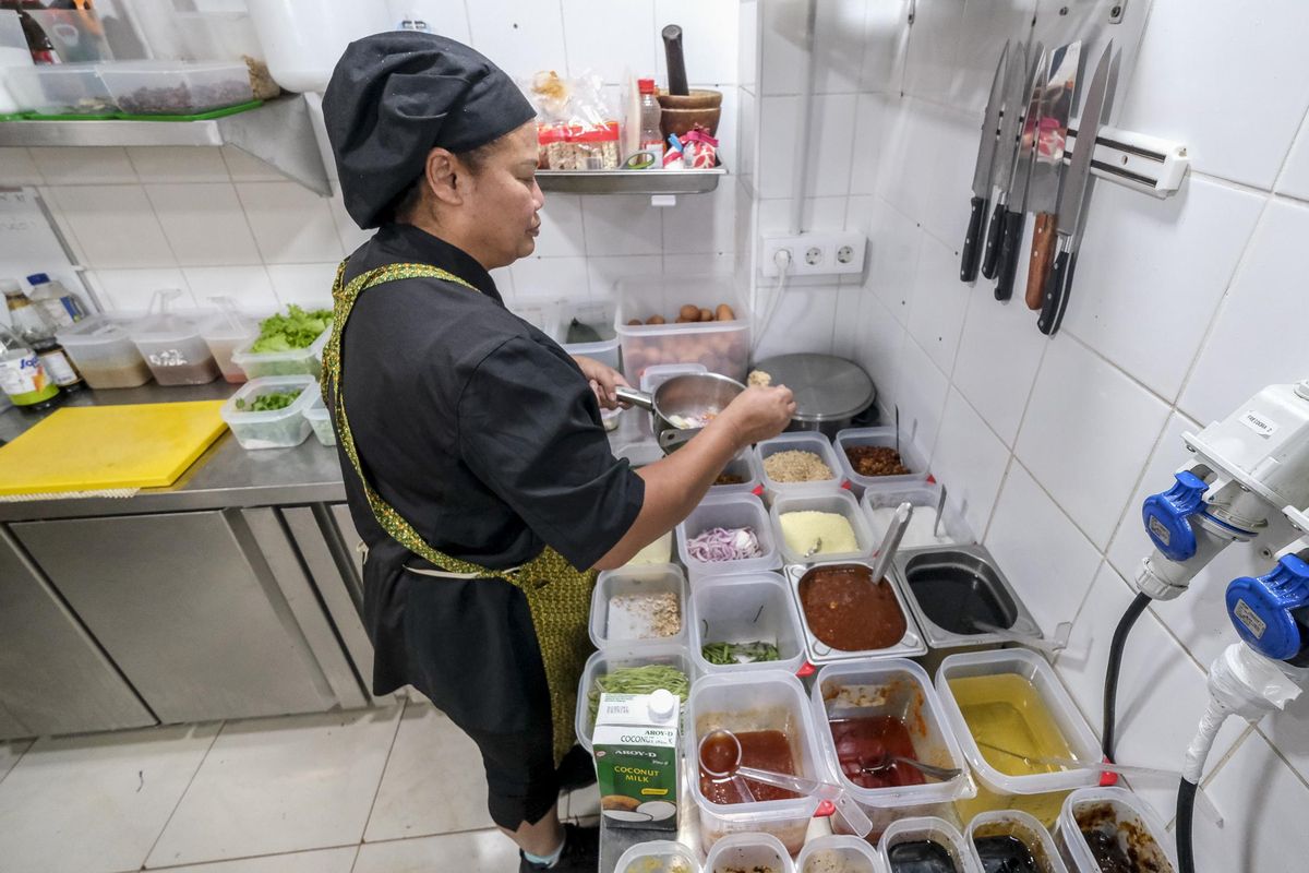 Rattikarn prepara una de las recetas tailandesas que ofrece en su establecimiento.
