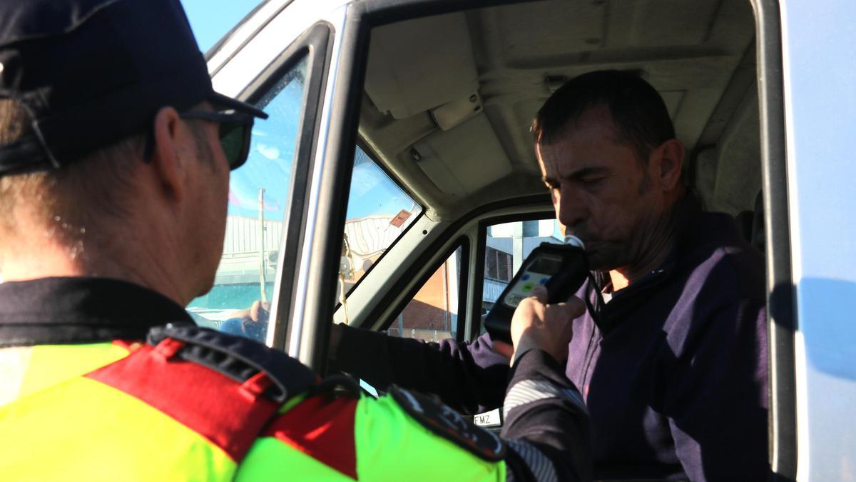 Agent dels Mossos d'Esquadra realitzant prova alcoholèmia a un conductor durant un control