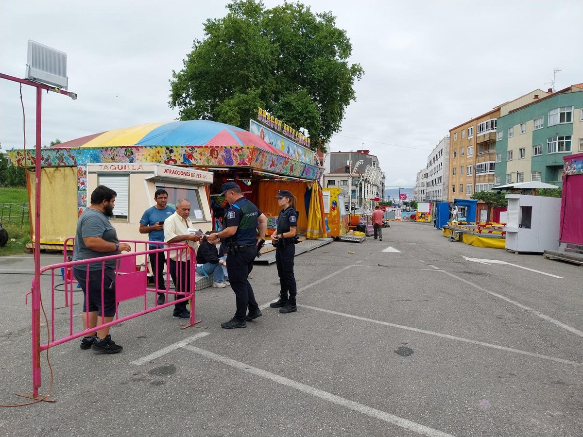 La Policía Local revisa la documentación con los feriantes de las fiestas del Carmen en Bueu.