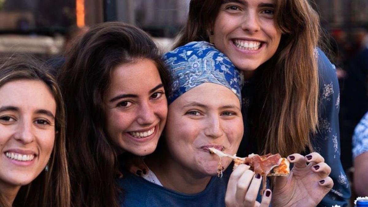 Marta Fernández Serrano, con pañuelo, junto a sus amigas –desde la izquierda– Teresa Enríquez, Alejandra de la Lastra y Julia Ybarra. Debajo, Marta Fernández.