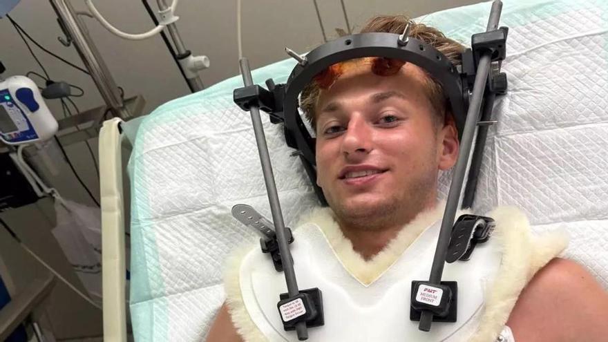 Un joven futbolista alemán sufre una grave lesión cervical tras lanzarse de cabeza a una piscina en Mallorca