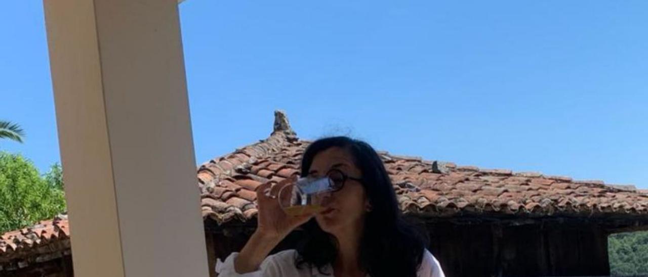 María Jesús de la Grana, tomando un culín de sidra, este verano en su casa familiar de Fuejo. | M. J. G.