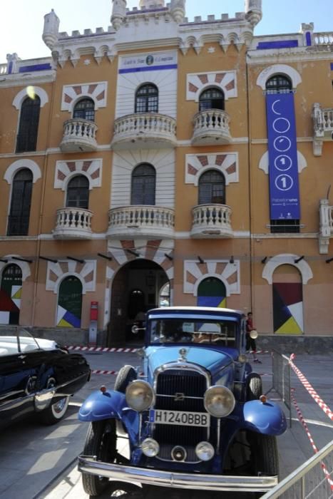 Lo coches antiguos conquistan  el Cuartel de Artillería