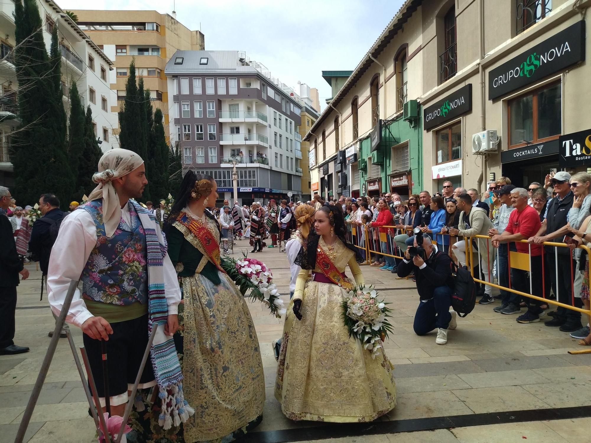 Puntual y diligente: magnífica ofrenda en las Fallas de Dénia (imágenes)