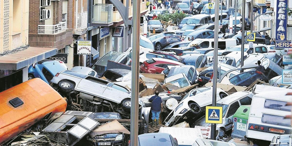 Coches afectados por la dana en una calle de Picanya