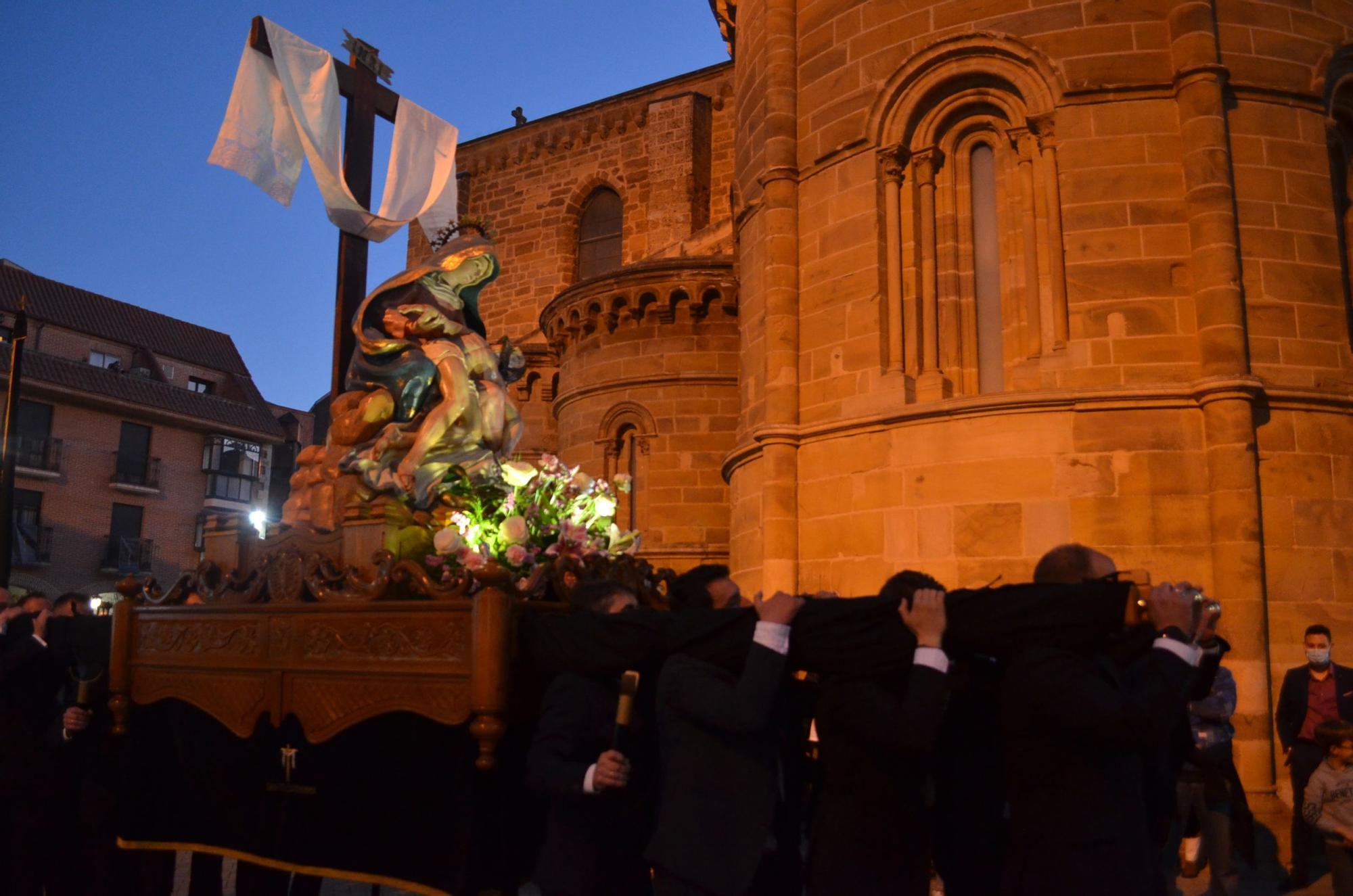 Procesión del Santo Entierro, en Benavente. / E. P.