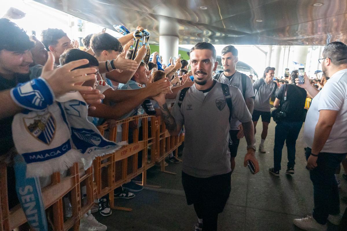 Despedida al Málaga CF en el aeropuerto antes de enfrentarse a la UD Las Palmas en el primer partido del play off de ascenso a la Primera División Despedida al Málaga CF en el aeropuerto antes de enfrentarse a la UD Las Palmas en el primer partido del play off de ascenso a la Primera División