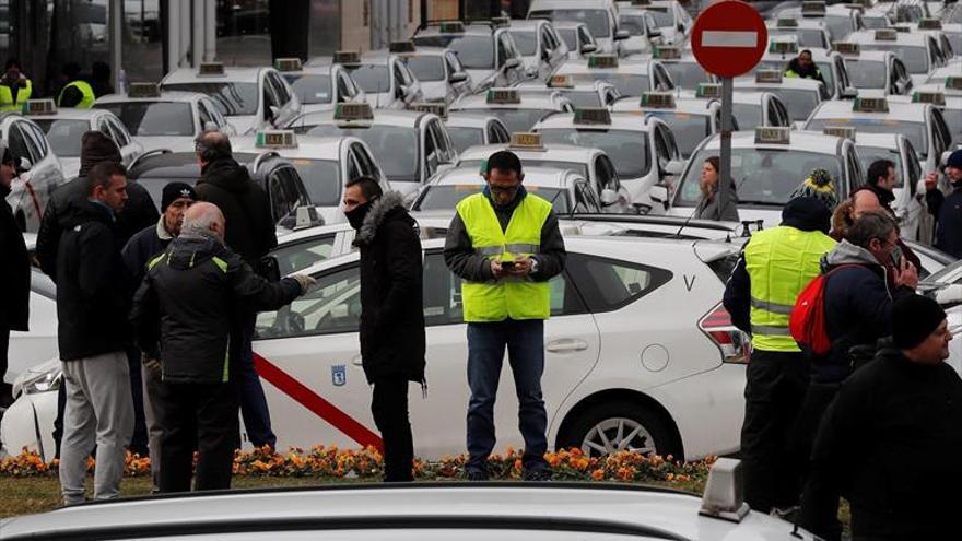 Los taxistas de Madrid intensifican sus protestas y seguirán en huelga