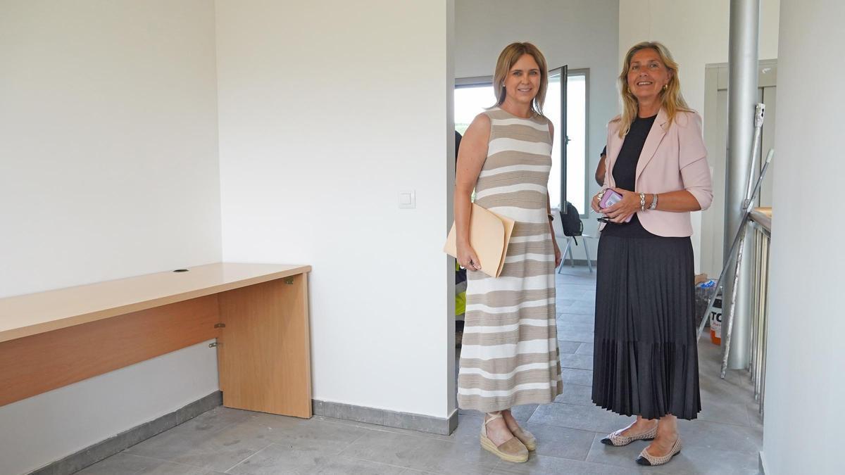 Eva Iglesias y Alejandra Cuadriello, este lunes, en el interior del edificio.