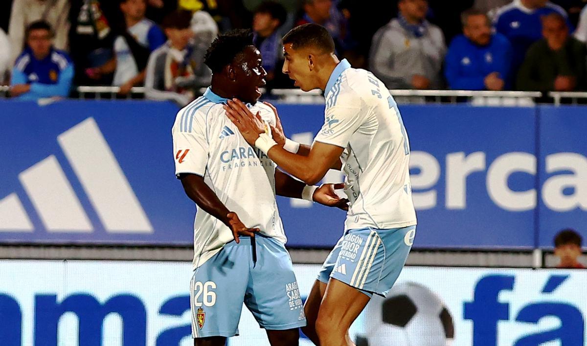 Enganchón entre El Yamiq y Mawuli por la última jugada del encuentro del pasado viernes.