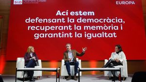 Zapatero interviene junto a Bernabé y Pajín en la apertura del XV congreso del PSPV, este viernes.