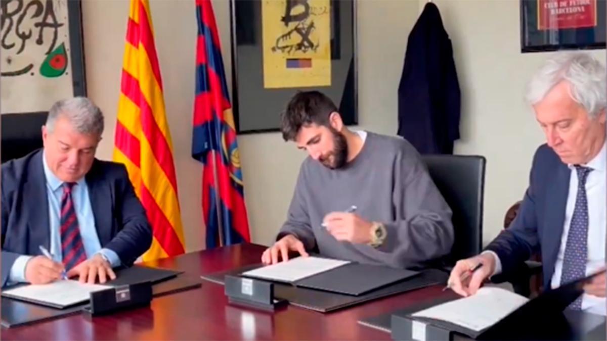 Ricky Rubio firma su contrato con el Barça