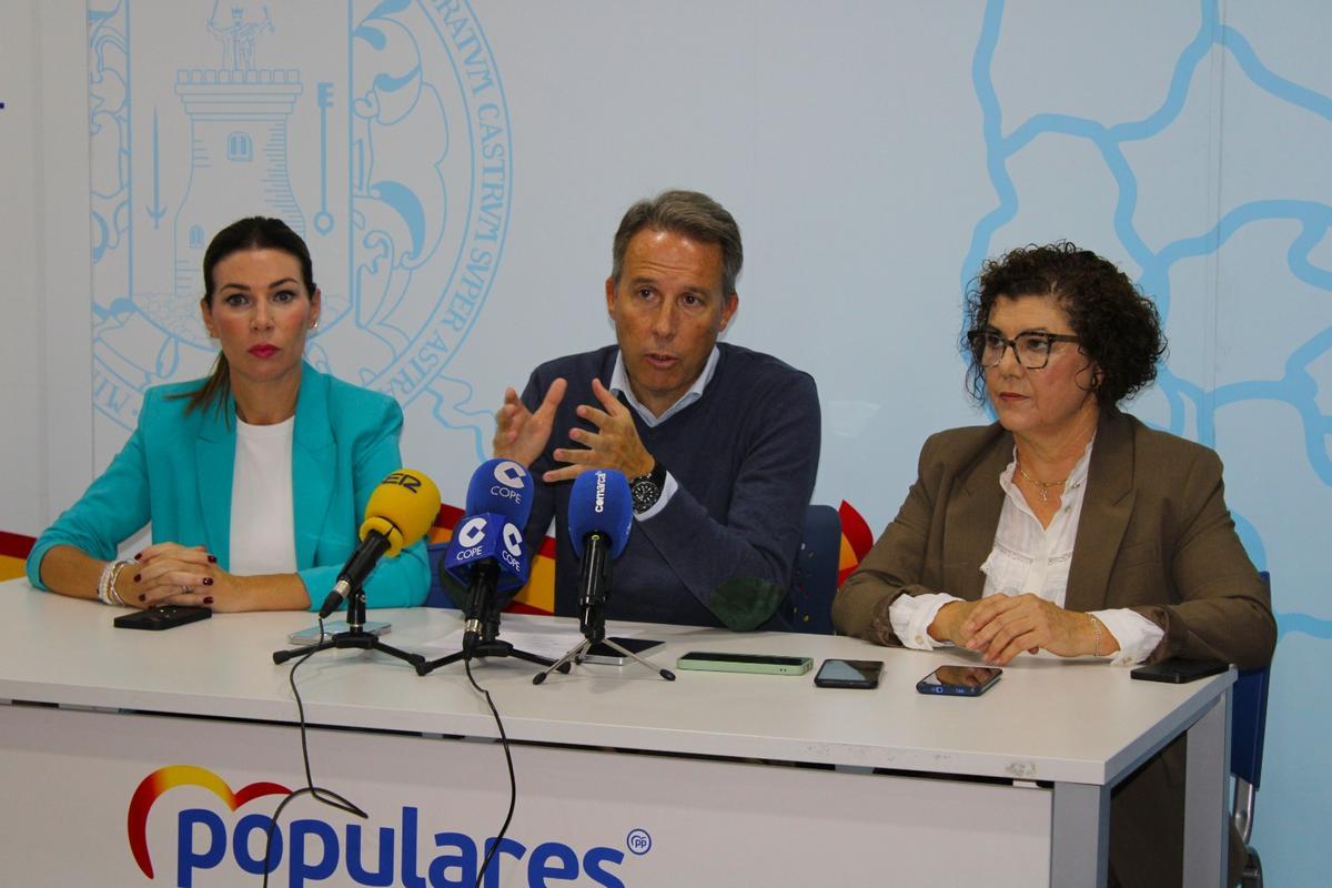 Mari Carmen Ruiz, diputada Regional (izquierda), también se unía a la comparecencia.