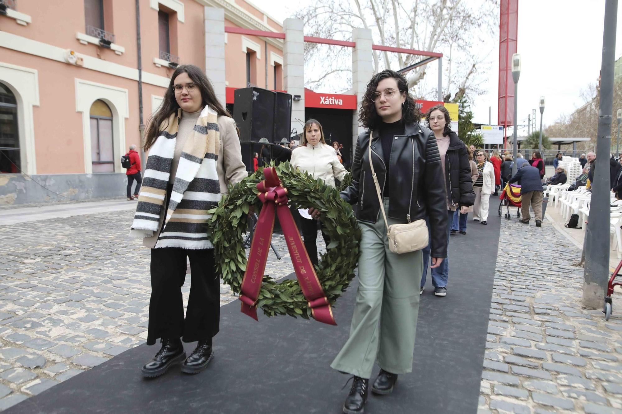 Así fue el homenaje a las víctimas del bombardeo de la estación de Xàtiva en el 85º aniversario del trágico sucesos