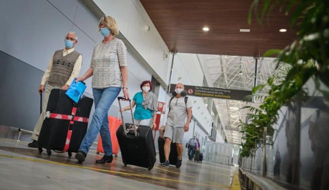 Llegan los primeros turistas a Tenerife.