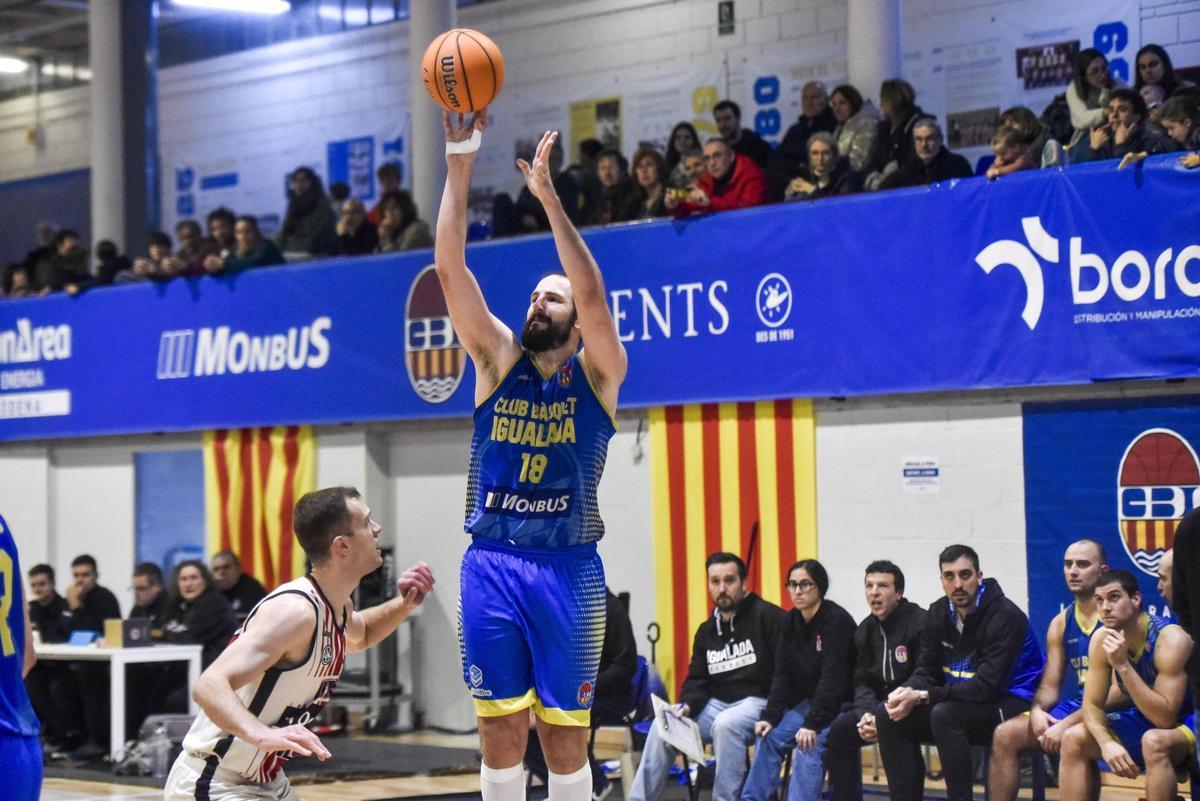 Eduard Tejero, autor de 24 punts, efectua un llançament durant el matx