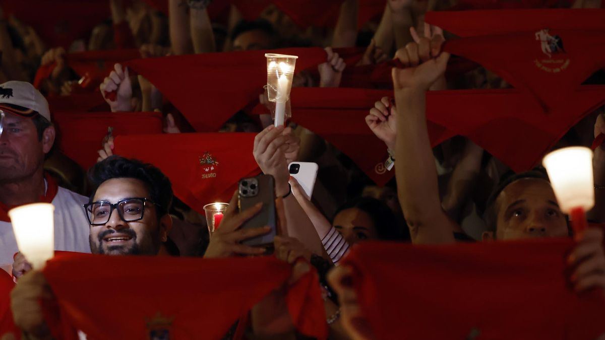 A las 12 de la noche, se han dado por finalizados oficialmente los Sanfermines 2025 con el canto del Pobre de Mí.