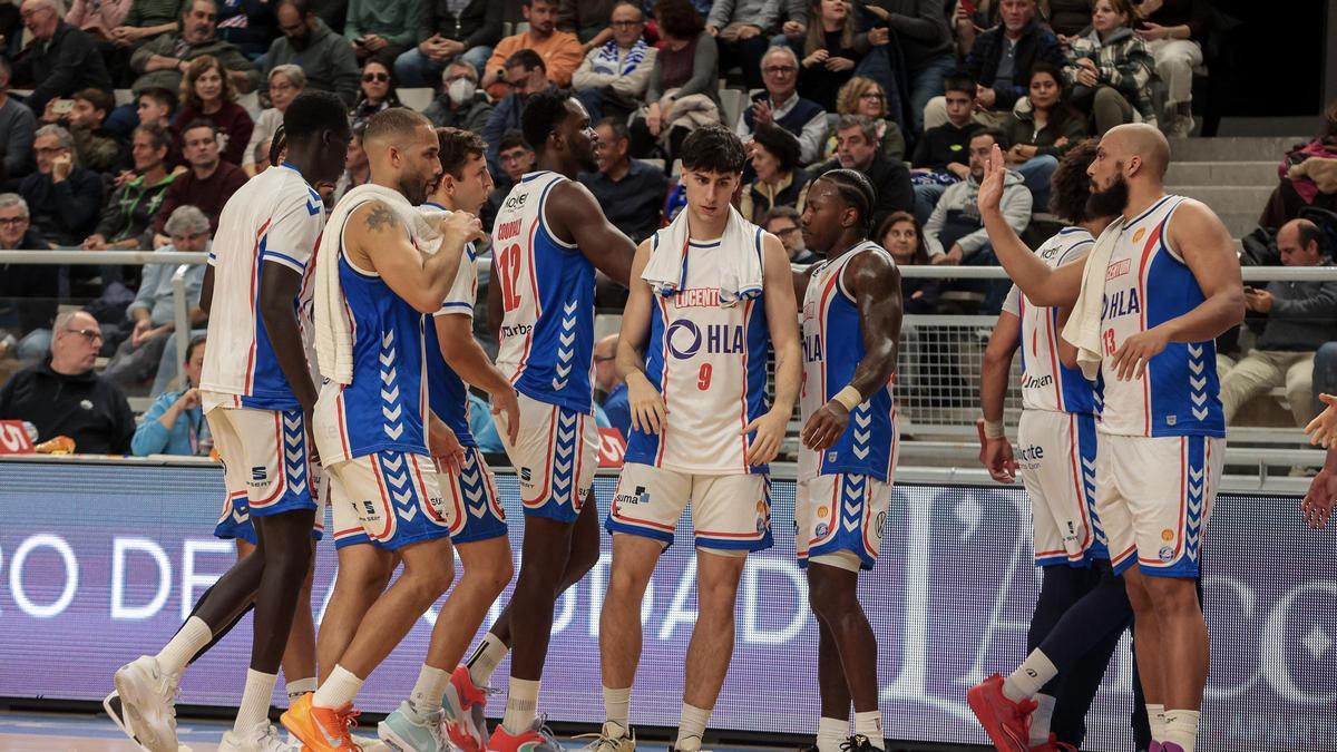 Los jugadores del HLA Alicante chocan las manos durante un tiempo muerto.