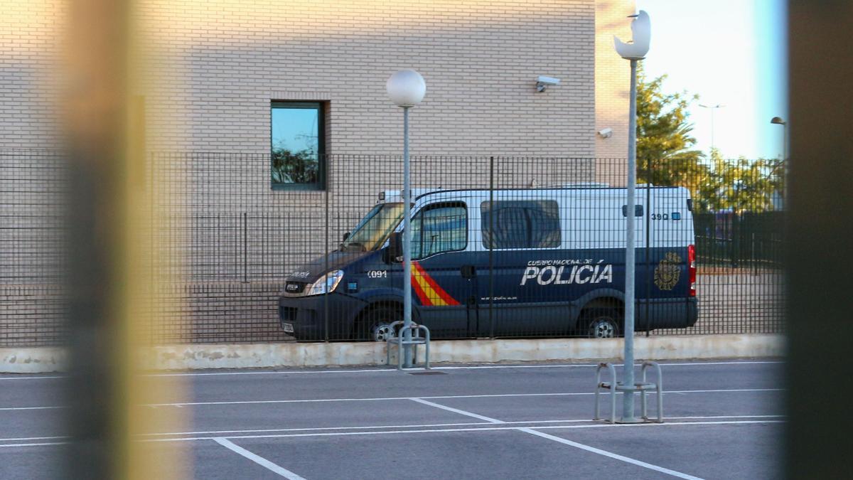 Imagen de un furgón policial entrando a los juzgados de Castellón.