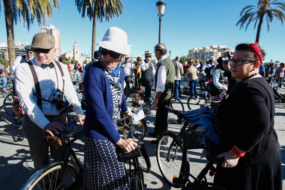 Encuentro de bicis antiguas y vestidos de época