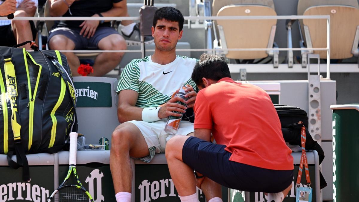 ¡Alcaraz se lesiona contra Djokovic y abandona el Roland Garros!