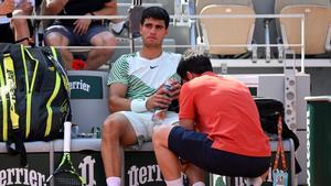 ¡Alcaraz se lesiona contra Djokovic y abandona el Roland Garros!