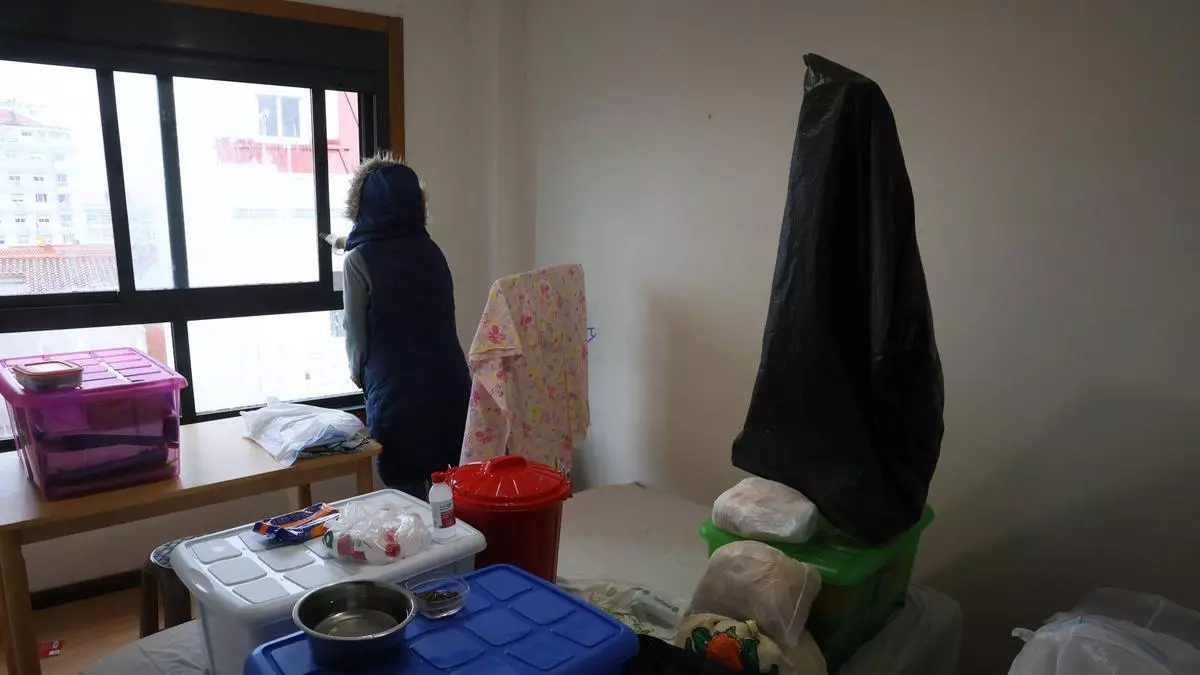 El calvario de una funcionaria en un minipiso de Vigo: «No me ducho y como crudo»