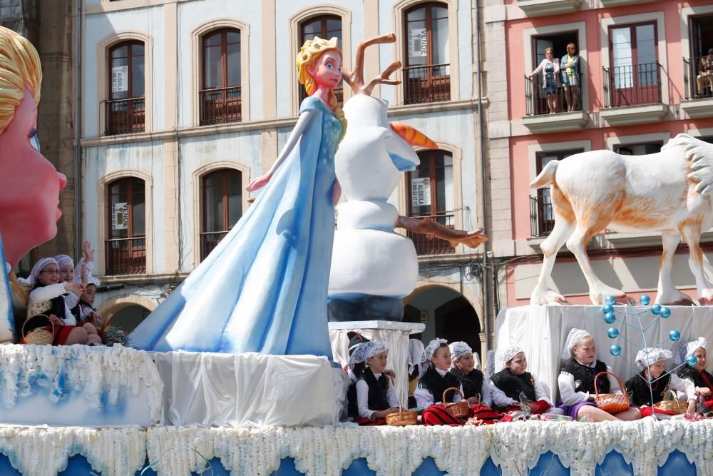 Pregón y desfile de carrozas en las fiestas del Bollo en Avilés