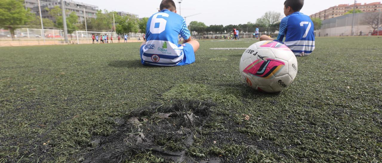 Los niños y niñas del CD Tonín y Sporting Castelló sufren estas instalaciones.