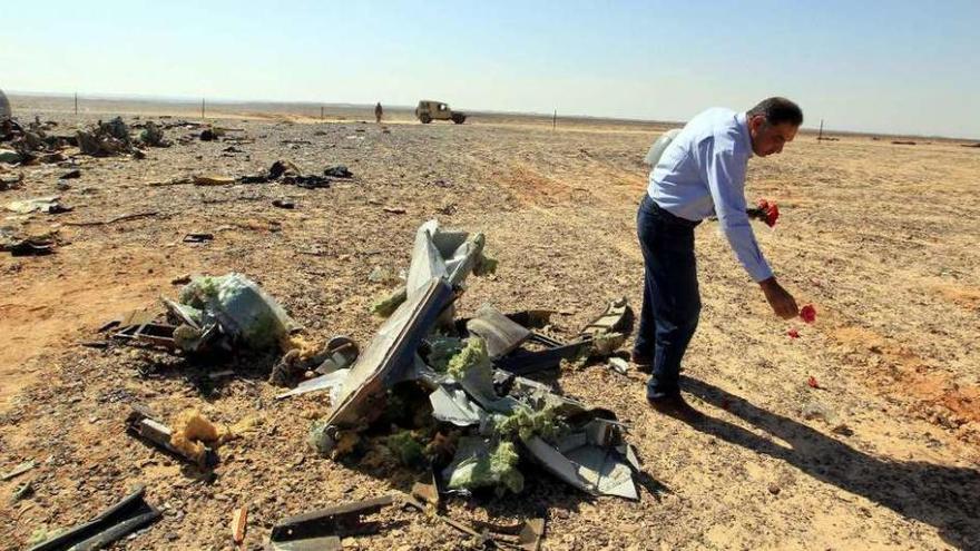 Un ciudadano egipcio deja una flor en una de las zonas donde cayeron restos del avión.