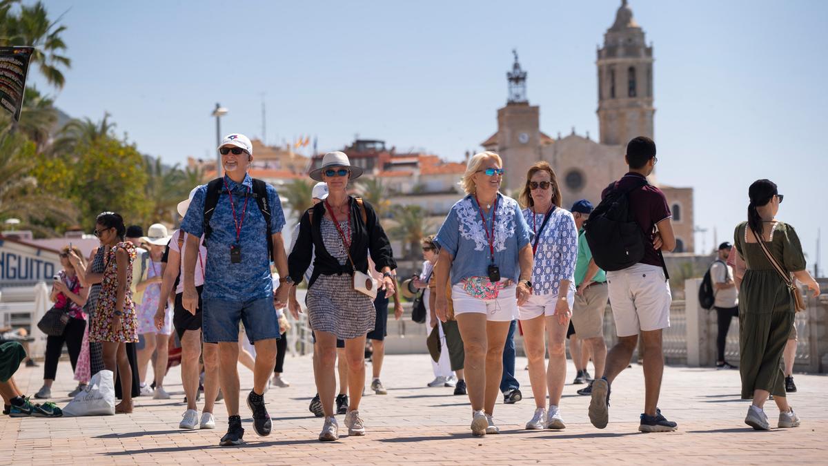 Turistas en el paseo marítimo de Sitges (Barcelona), a principios de este mes de junio.