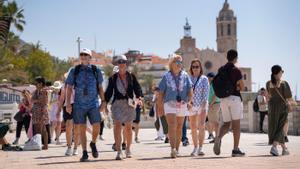 Turistas en el paseo marítimo de Sitges (Barcelona), a principios de este mes de junio.