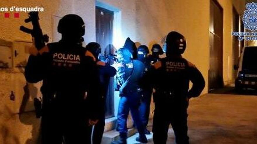 Pla general dels agents de la policia entrant en un dels domicilis del grup mafiós desarticulat.