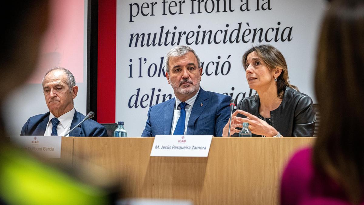 El decano del Col.legi de l'Advocacia de Barcelona, Jesús Sánchez (izquierda), el alcalde Jaume Collboni (centro) y la directora del Institut I+Dret, Maria Jesús Pesqueira.