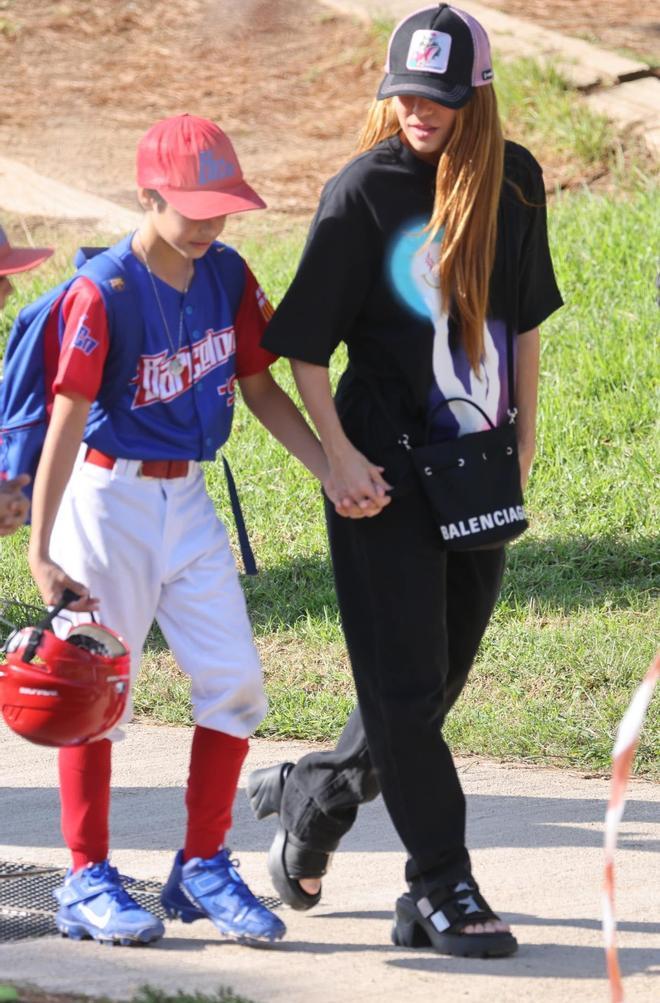 Shakira con look en negro con gorra, junto a su hijo Milan