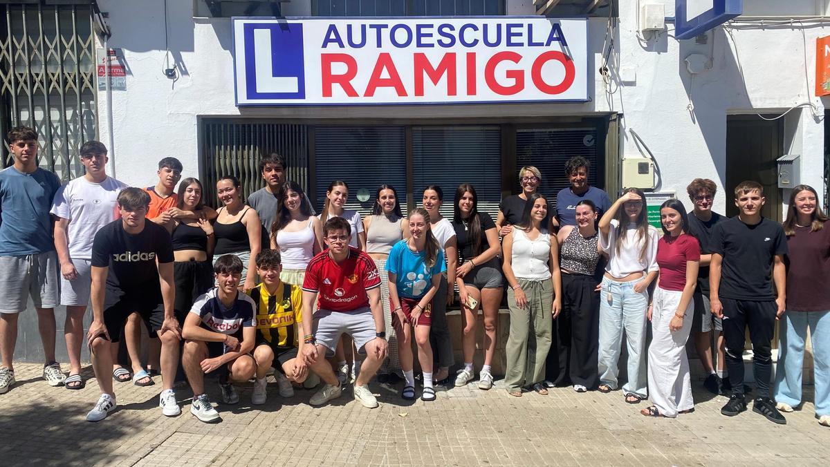 El alumnado a las puertas de Autoescuela Ramigo SL