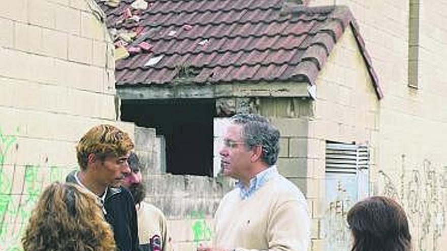 José Antonio Noval conversa con algunos residentes del asentamiento.