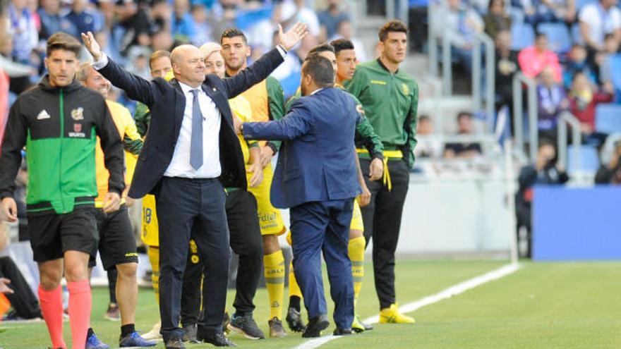 Pepe Mel abre los brazos al ver la tarjeta roja a Timor.