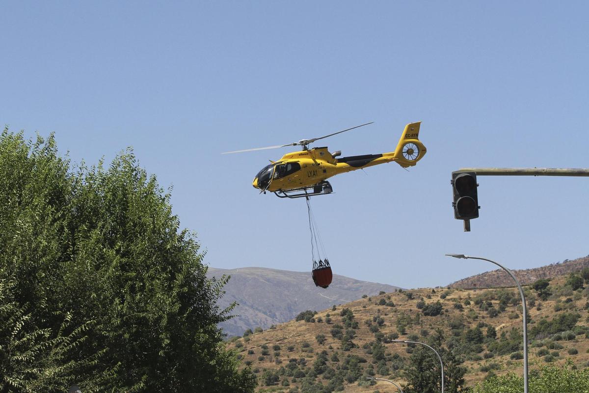 Un helicóptero trabaja en las labores de extinción del fuego en Cebreros, a 19 de julio de 2022, en Cebreros, Ávila, Castilla y León (España). El incendio forestal declarado en Cebreros ha obligado a llevar a cabo el desalojo de una localidad cercana con