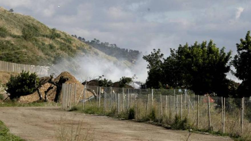 El incendio provocó una gran humareda en Son Reus.