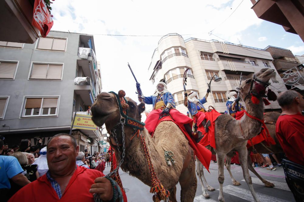 El bando de la media luna ofreció un majestuoso espectáculo en el segundo gran desfile de los Moros y Cristianos de la ciudad