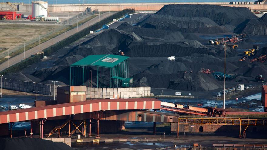 Carbón de NMR en el puerto de El Musel, en una imagen de enero de 2020. | Marcos León