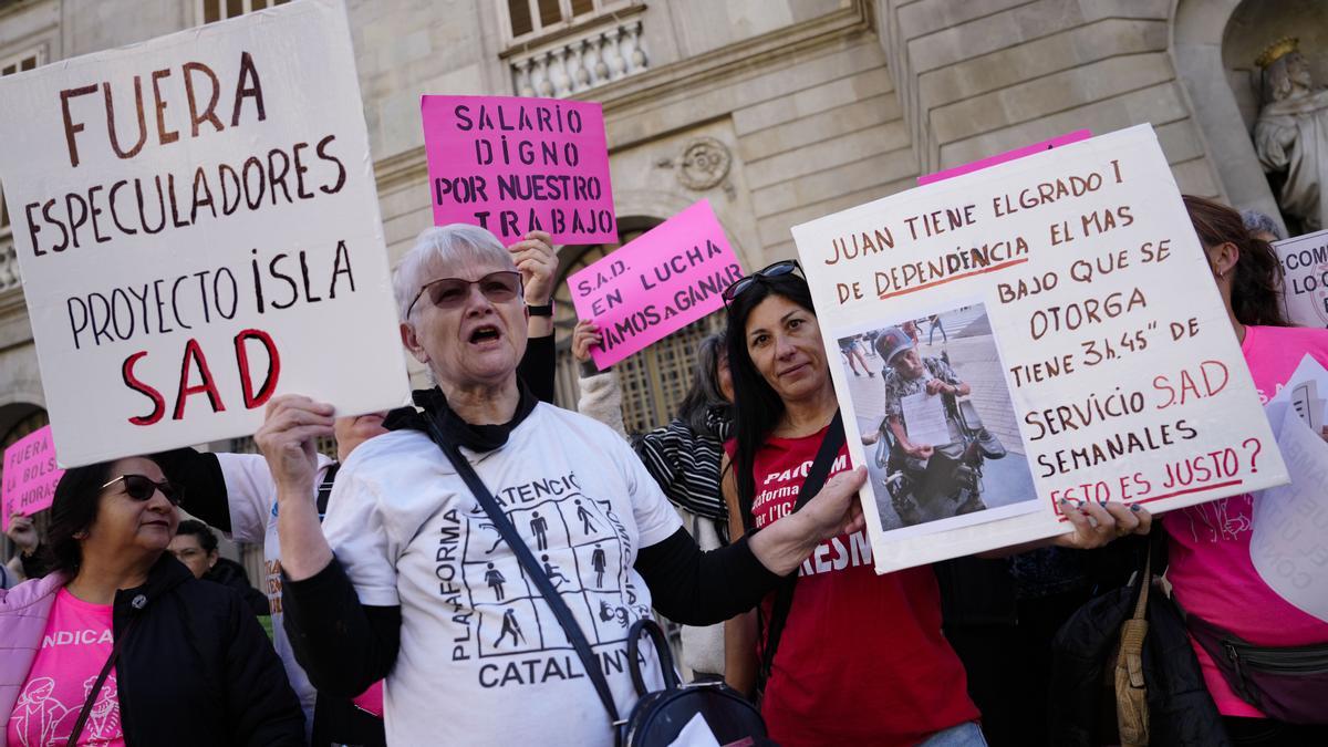 Manifestación de cuidadoras contra la precariedad laboral en noviembre del 2022 en Barcelona.