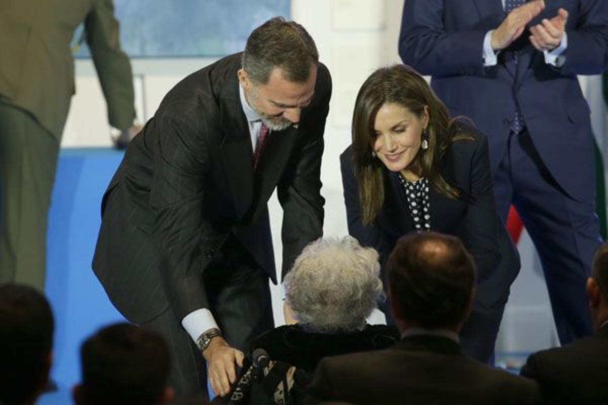 Letizia Ortiz con blusa de lunares de Carolina Herrera y pendientes de Tous junto a Felipe VI