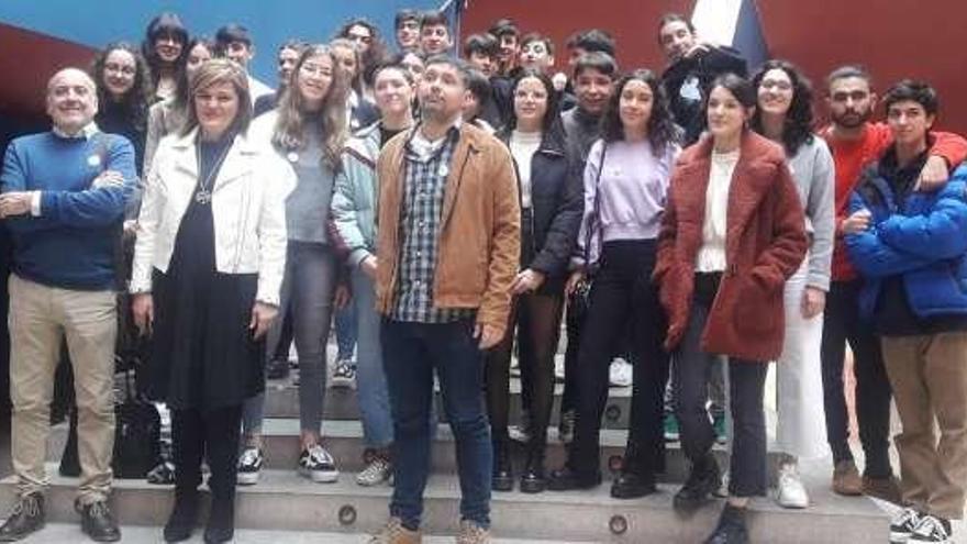 Estudiantes de los institutos de Redondela, con autoridades. // FdV