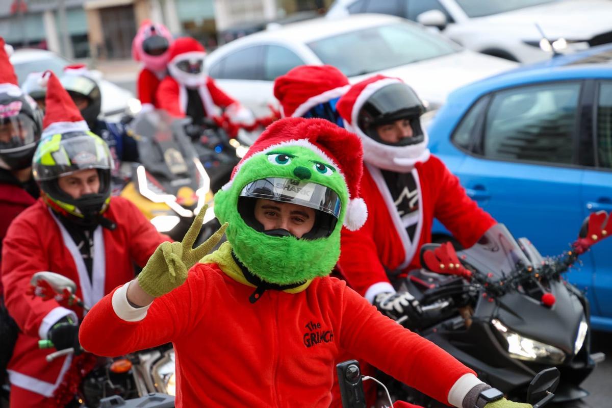 'Papanoelada' motera recorre las calles de València