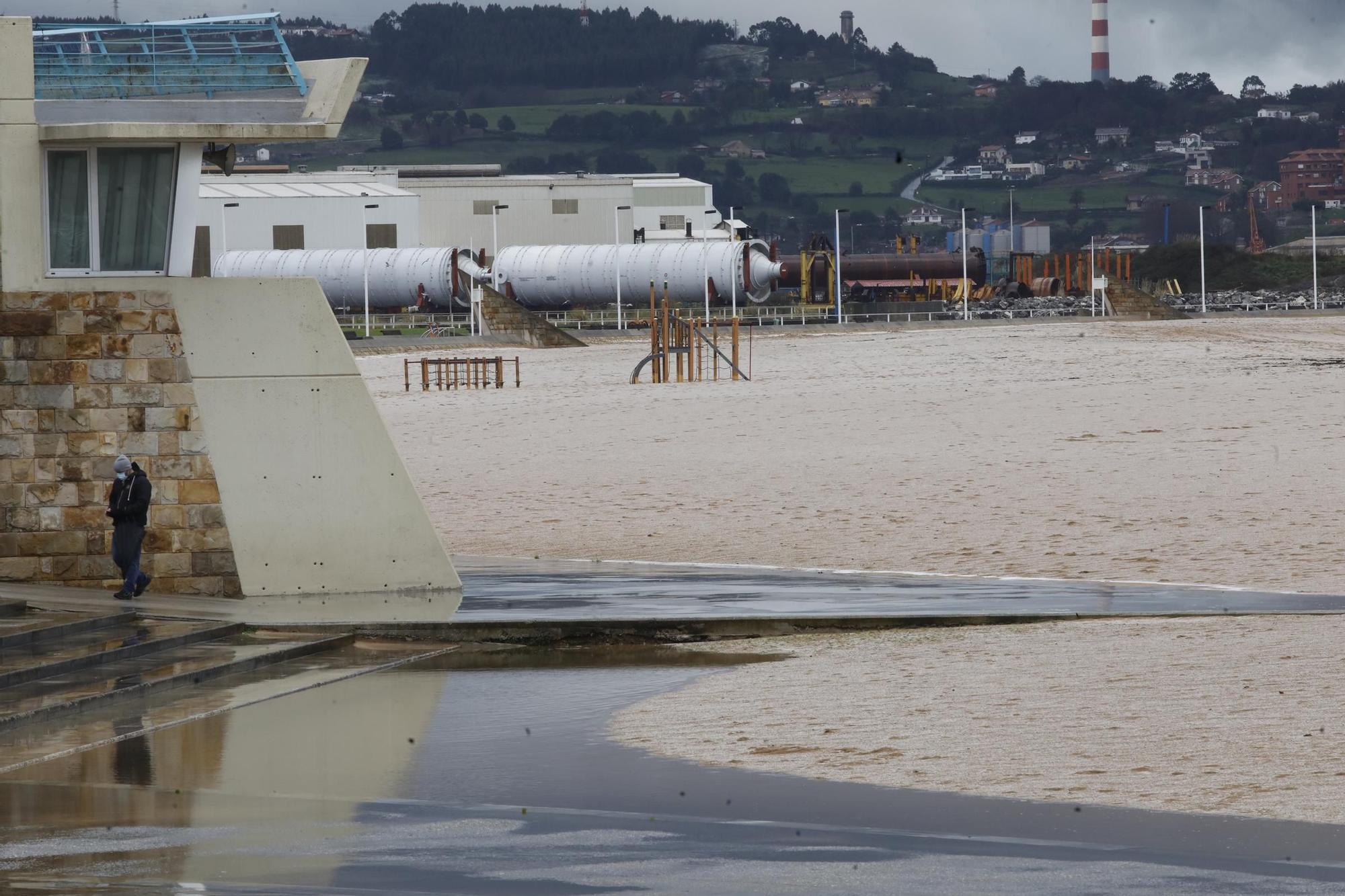 El granizo cubre la playa de Poniente